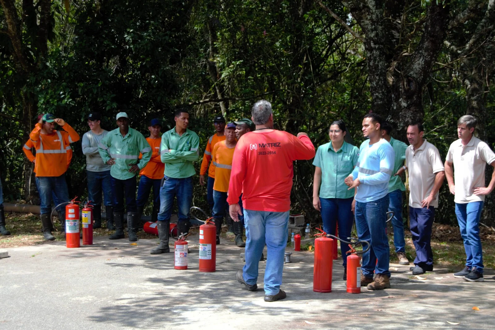 Instrutor da Matriz conduzindo treinamento prático de prevenção e combate a incêndios com uma equipe